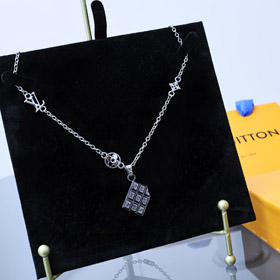 Louis Vuitton LV pendente inciso lettera collana floreale-3649